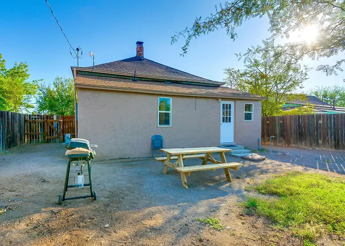 Walkable Location, Fenced Yard: Home! *
