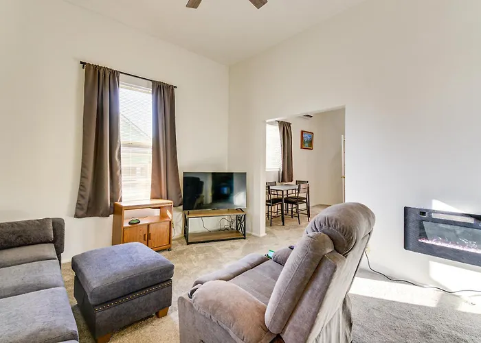 Holiday home Walkable Location, Fenced Yard: Home!