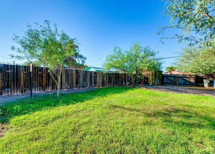 Walkable Location, Fenced Yard: Home! Holiday home *