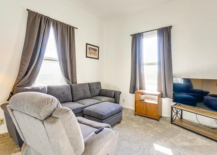 Walkable Location, Fenced Yard: Home! Holiday home *