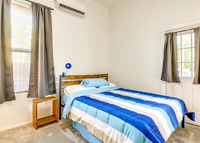 Walkable Location, Fenced Yard: Home! *