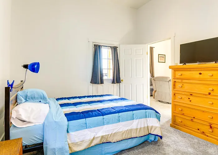 Walkable Location, Fenced Yard: Home!
