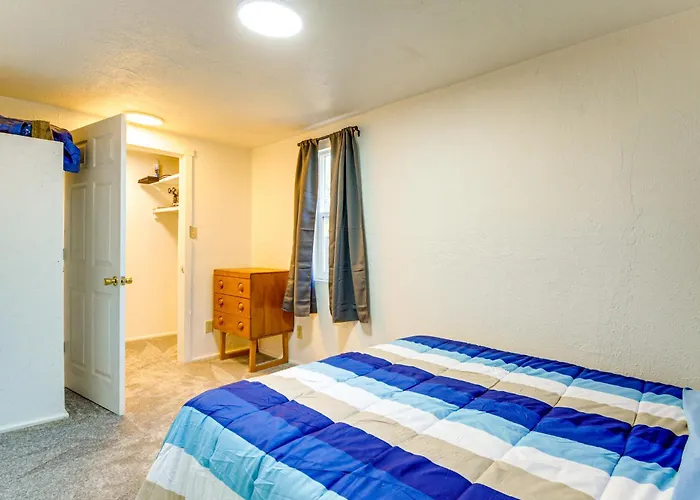 Walkable Location, Fenced Yard: Home! Holiday home