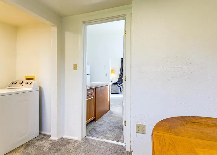 Walkable Location, Fenced Yard: Home!