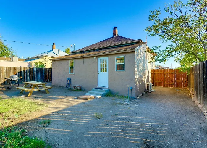Walkable Location, Fenced Yard: Home!