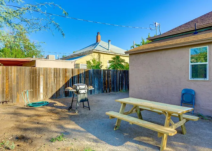 Walkable Location, Fenced Yard: Home! Holiday home Wickenburg