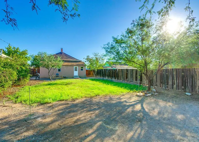 Walkable Location, Fenced Yard: Home! Holiday home *
