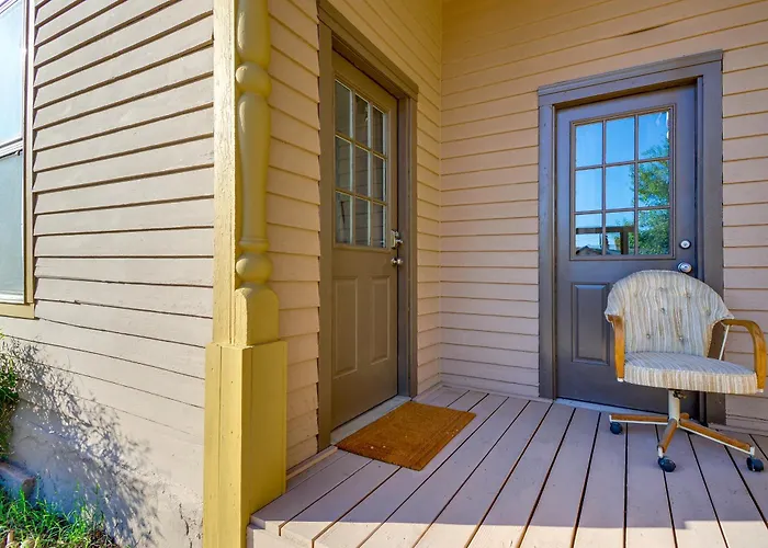 Walkable Location, Fenced Yard: Home!